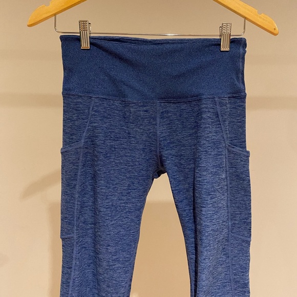 Kirkland Women's leggings exercise pants. Size medium - Picture 3 of 10